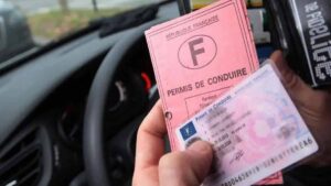 adieu-au-permis-de-conduire-rose-cartonne-comment-faire-pour-reussir-a-obtenir-la-version-plastifiee