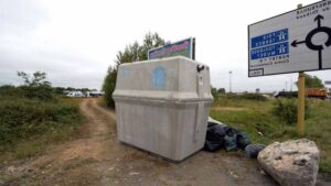 cet-homme-piege-des-gens-du-voyage-qui-squattent-son-terrain-avec-un-bloc-de-beton-de-3-tonnes